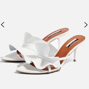 🎉 Brand-New V Point Ruffle Mules 🎉